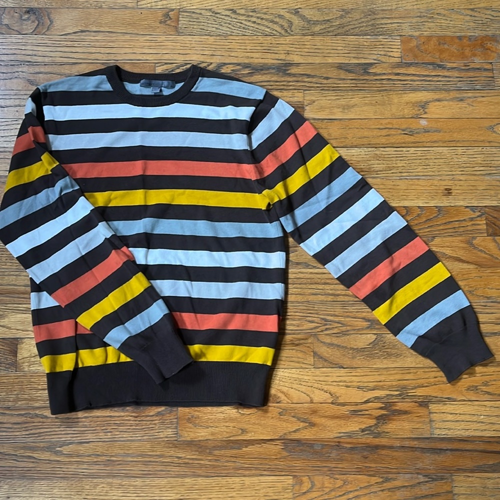 Old Navy Stripped Sweater size Medium.